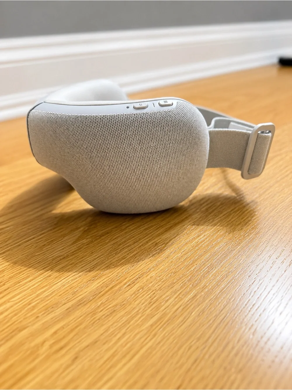 Therabody Smart Eye Massager - Light Gray Fabric